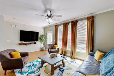 Image de Multi-level townhome near downtown with balcony, streaming, Bbq, W\/D, & Ac