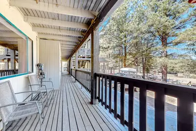 Image de Third-floor retreat with a fireplace, shared deck, & full kitchen