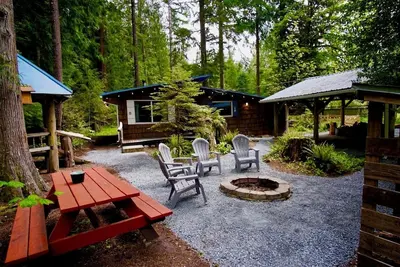 Image de Rustic cabin, nestled in the trees, under a mile to Mt. Rainier entrance.