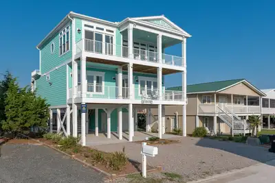 Image de Brand-new home with ocean views from almost every room with double balconies