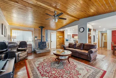 Image de Upper-level mountain view retreat with private hot tub, washer/dryer, firepit