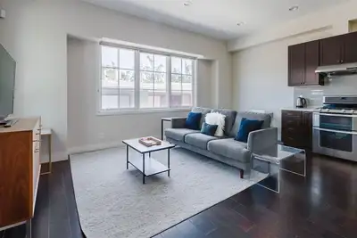 Image de Striking Burlingame 2br w/ Parking & A/C, nr Caltrain, by Blueground