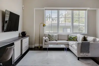 Image de Stylish Burlingame 2br w/ Laundry & A/C, nr Dining, by Blueground