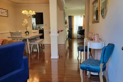 Image de Few mins to the Beach, Casino, Malls, Naval station and all historical downtown