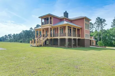 Image de 7 Mi to Downtown Fitzgerald: Spacious Home w\/ Deck