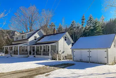Image de Sunny, dog-friendly home with a fenced yard, washer/dryer