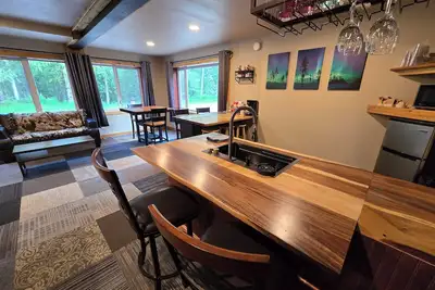 Image de Spacious 2 bedroom, sleeps 12, indoor hottub, beautiful location for Aurora!