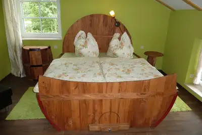 Image de Sleeping in a wine barrel 1, bedroom, living room\/kitchenette, shower\/Wc - Fruit dreams Sleeping in a wine barrel