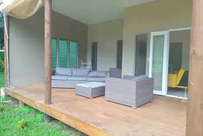 Cosy villa set away from the noisy main road. Close to private beach.