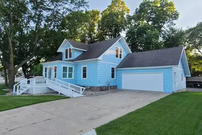 Image de Fantastic Yard and Fun Location In Arnolds Park. Walk to Everything!
