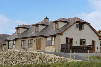 Image de House On Ring Fort Hill, family friendly, with open fire in Downings
