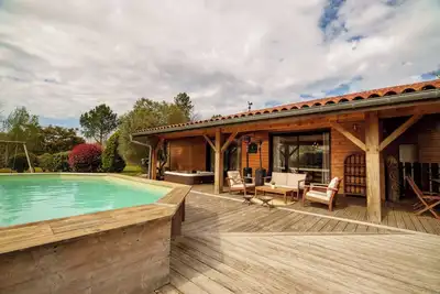 Image de Villa avec piscine et Jaccuzzi. Idéal pour les familles avec enfants!