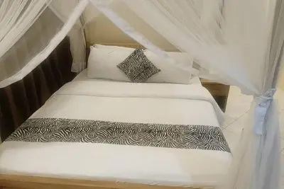 Image de 5 Bedroom private home out of town \nQuite environment suitable for everyone