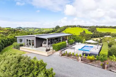 Image de The Langs - With stunning views, expansive entertaining areas inside and out and an unparalleled location once you are here you won't want to leave. Grab you friends and family or organise your corporate get together at this luxury beach-side retreat