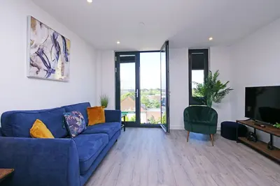 An apartment that sleeps 6 guests  in 2 bedrooms