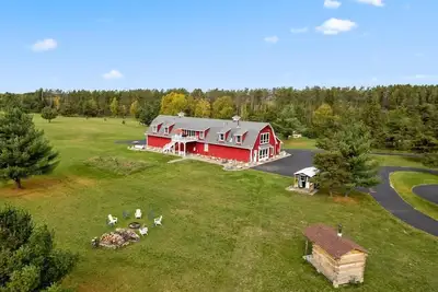 Image de Barn Style House on Birch Lake