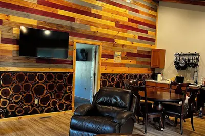Image de Modern cabin. Close to everything. Pet Friendly! Your home away from home!