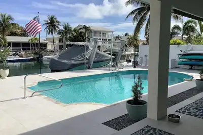 Image de Key Haven 3bedroom 2bath canal front home w/boat dock, private pool, parking