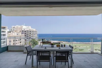 Image de This modern 3 bedroom luxury seafront apartment on the 6th floor is situated in the most popular and upmarket town of Sliema. Fort Cambridge is an Award winning development of Luxury seafront apartments in Malta, where one can enjoy stunning views in