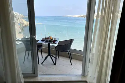 Image de Kick back and relax in this calm, stylish space