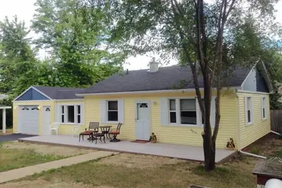 Image de The Yellow House Near the Shore\nWalking distance to Sheridan Beach,