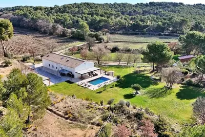 Image de Propriété dans la nature avec piscine – 10pers