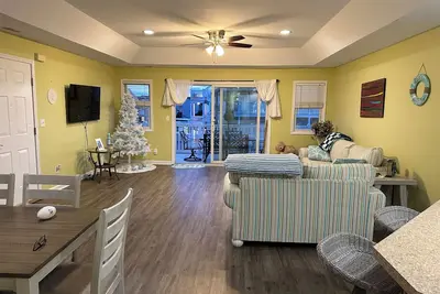 Image de Stunning beach condo 1. 5 half block, 5 mins walk from Wildwood beach & Boardwalk