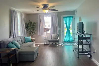 Image de Newly renovated cottage just feet from the shore- pet friendly!