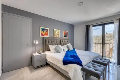 Hotel room with ocean-view rooftop infinity pool, Ac, & gym - dog-friendly