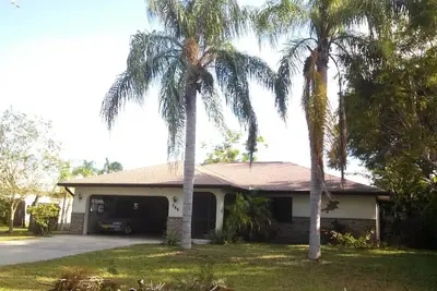 Image de A private residence- backyard with a pool.