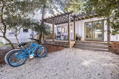 Image de South of 30a - Walk to Beach - Bikes Included!
