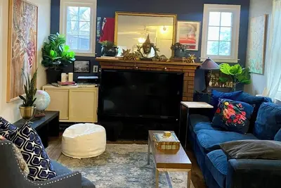 Image de Welcoming, Boho Chic, cozy, well-situated. Walk to the stadium, coffee & bars.