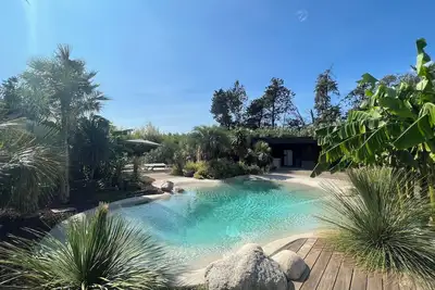 Domaine entre mer et ville, piscine lagon et jardin tropical