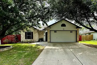 Image de 3 bedroom 2 bathroom home in heart of Buda, Tx.