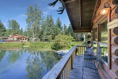 Image de Cottonwood Valley Cabin - an Alaskan long cabin right on Bear Creek Pond