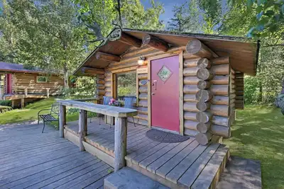 Image de Eagle's Peak Cabin - a little Alaskan log cabin right on the pond