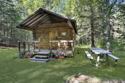 Image de Bridge Cabin - a rustic Alaskan cabin on 2 private acres by the creek