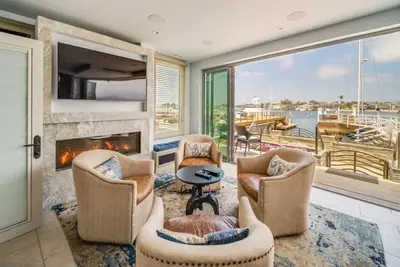 Image de Waterfront Serenity (Unit A): Hot Tub & Views