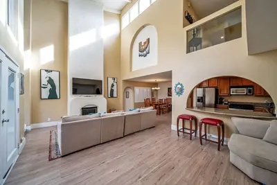 Image de Pet-Friendly Gem Near Beach with Private Patio