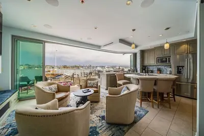 Image de Waterfront Elegance (Entire Home): Hot Tub, Views