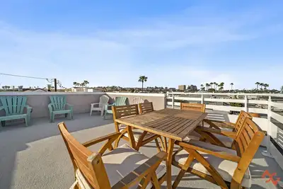 Image de Seaside Escape: Steps to Ocean View