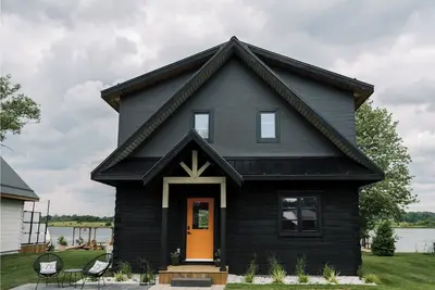 Image de Easy Breezy Riverside Cottage: Cabin 3 from Hgtv's Renovation Resort Season 1