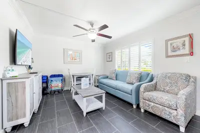 Image de One Bed/ One Bath Condo- Step From Siesta Key Beach with Pool On Property!