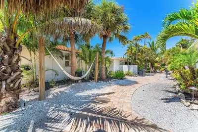 Image de Beautiful Two Bedroom/ Two Bath Bianco Sands, Quick Walk to Beach!