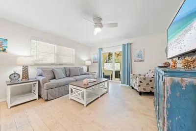 Image de Beautiful Two Bedroom/ Two Bath Bianco Sands, Quick Walk to Beach!
