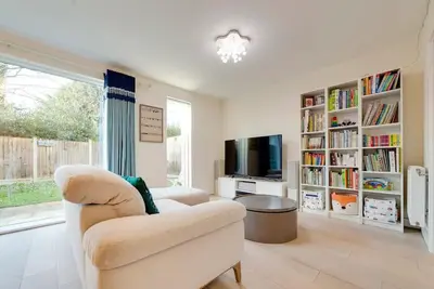 Image de Pass the Keys | 53 Austin Drive · Modern Townhouse near Addenbrookes | Own Parking