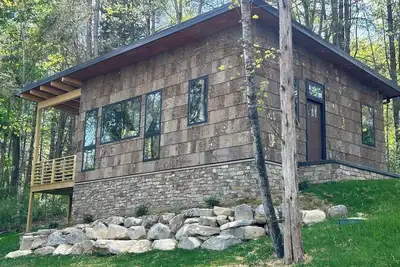Image de The Nest - Brand new cabin, 3. 5 miles from Vt, Privacy, Tile Shower, King bed.
