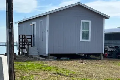 Image de Waterfront 2 bedroom Cabin @Fin and Feather Marina in Aransas Pass. Full kitchen