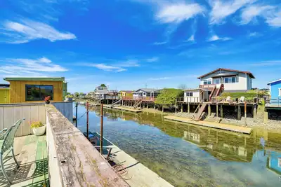 Image de Peaceful Eureka Beach Cottage w/ 30-Foot Dock