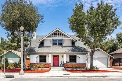 Image de Large Craftsman blocks from Downtown Riverside!